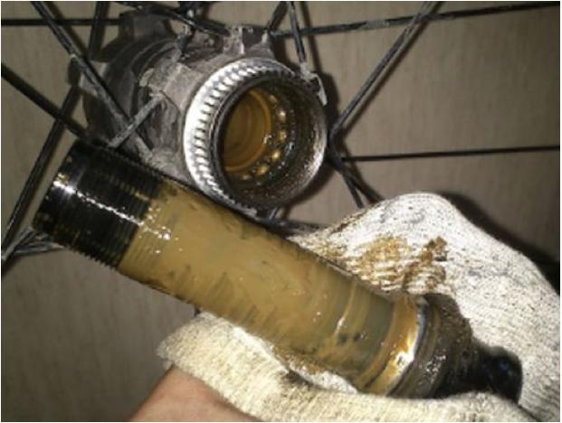 Ржавчина и грязь во втулке колеса